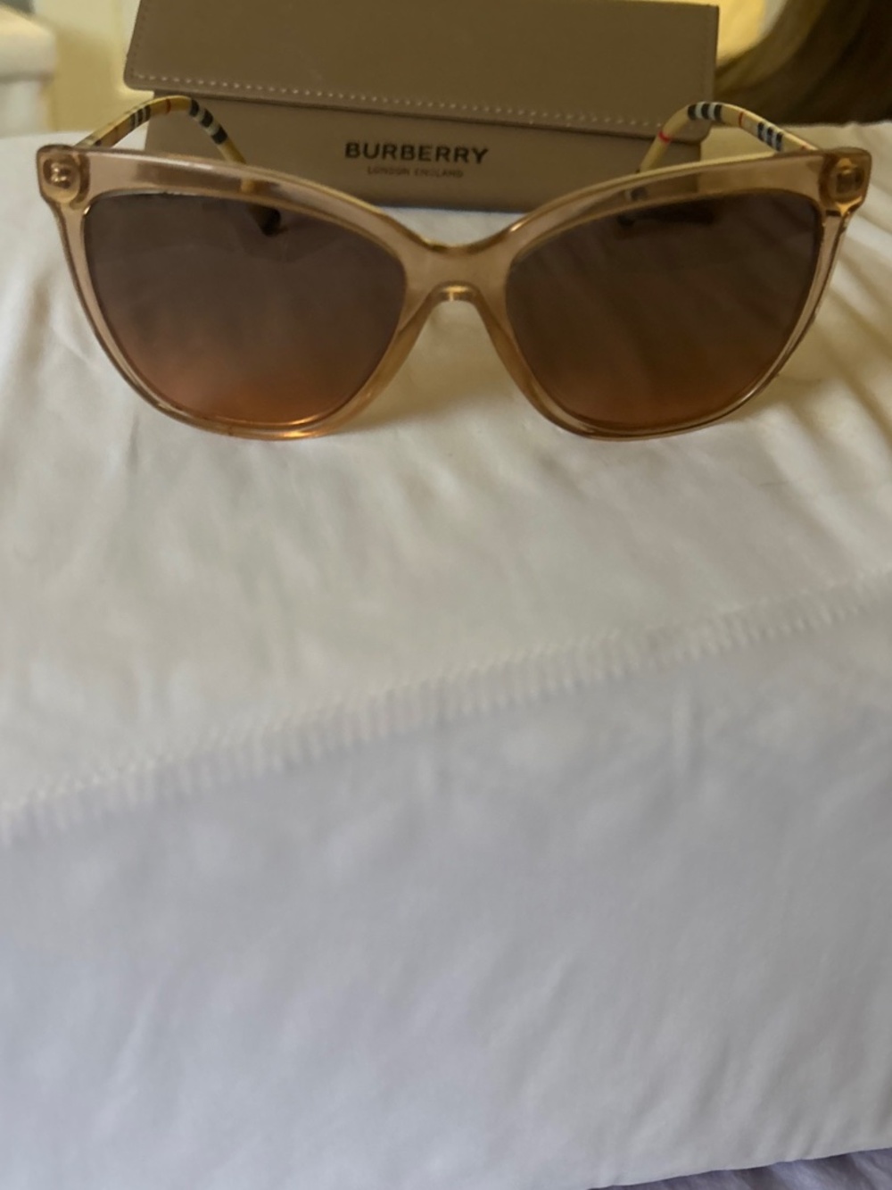 Burberry women’s sunglasses brand new with case
